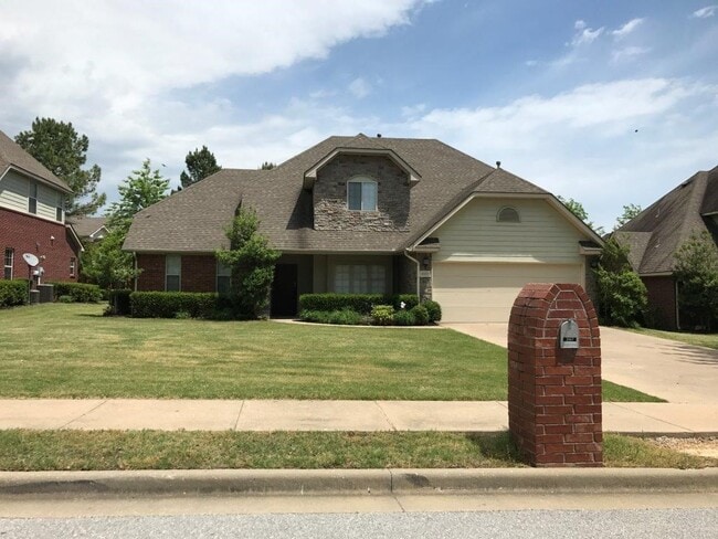 Building Photo - 2507 S Greens Way