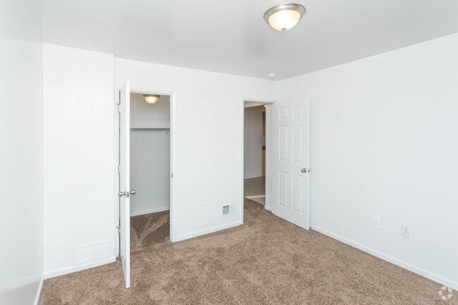 1BR, 1BA - 700 SF