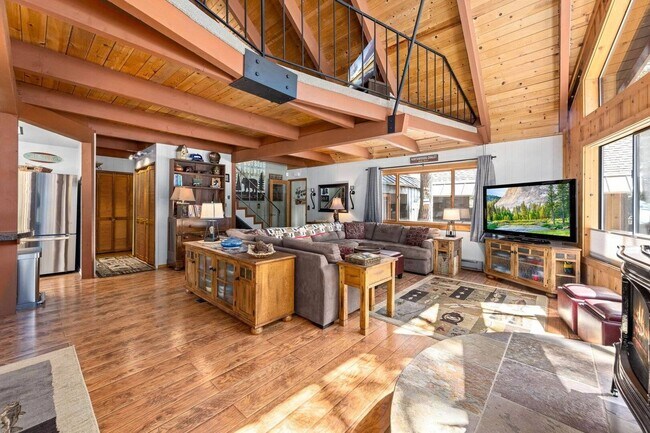 Great Room w/ loft above - 15948 Northwoods Blvd