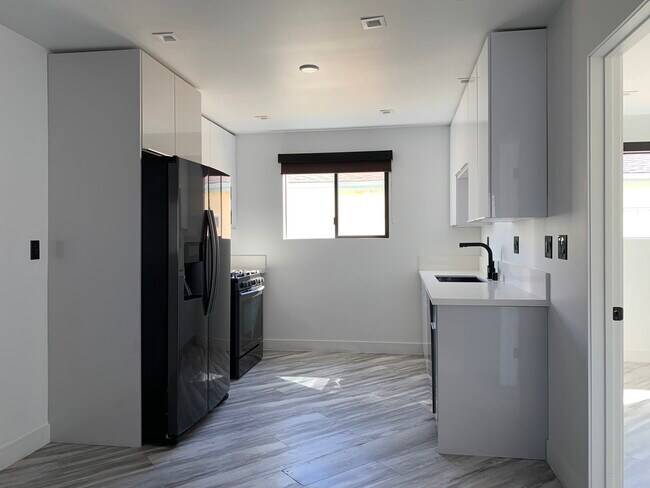 UNIT 8 - available on 4/13 - 955 N. Oxford Ave.