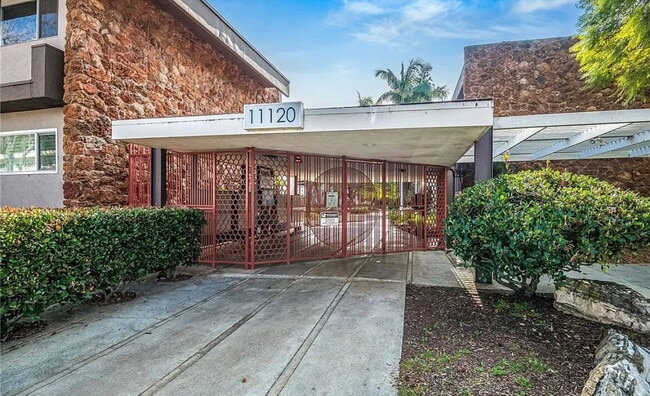 Building Photo - Nestled on the vibrant Sepulveda Boulevard... Rental