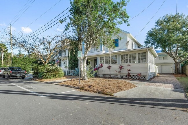 Building Photo - 313 St George St