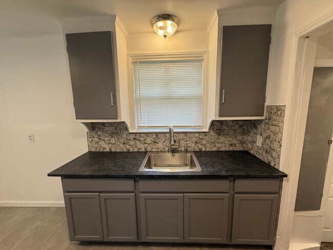 Photo - 16083 Manning St