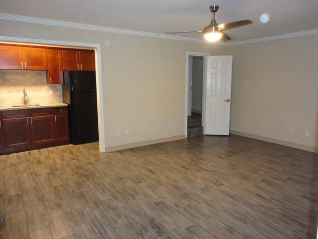 Área de estar moderna - 220 West Alabama Apartments