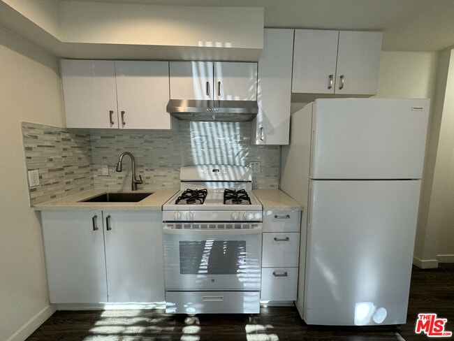 Photo - 5813 Harold Way