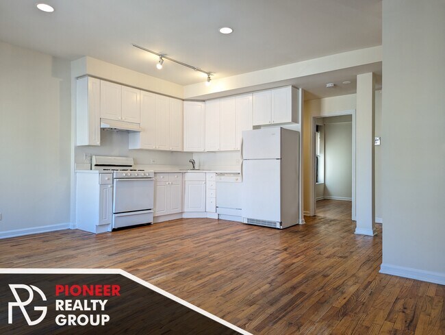 Building Photo - 914 W Dakin St Unit 402