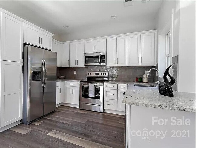 Photo - 2537 Beachmont Ave