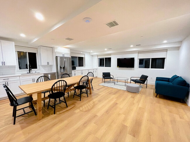 1353 W 37th St - 1353 W 37th St