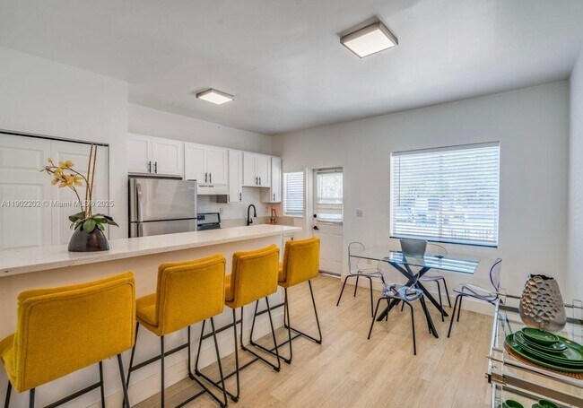 Photo - 345 NE 53rd St Unidad 2