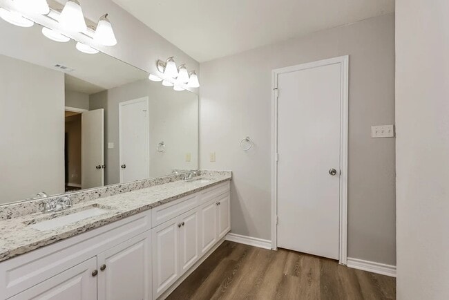 Photo - 1712 Lewis Trail