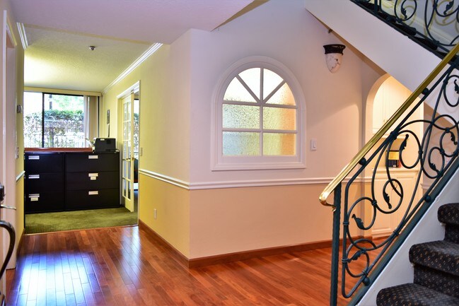 Entrada - Promenade West