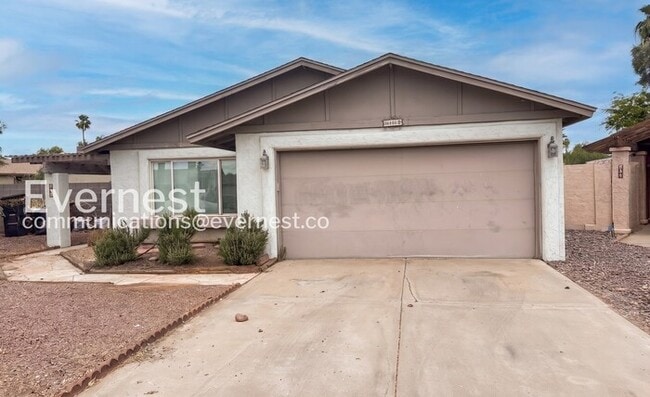 Building Photo - 3Bed/2Bath with Fenced Yard/ Available Now!