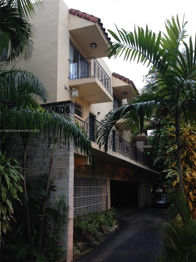 Building Photo - 1606 Salzedo St Unit 3 Rental