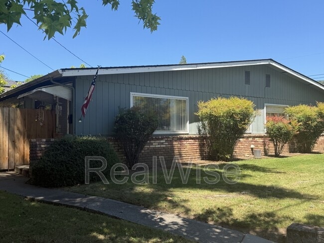 Photo - 206 NW Savage St