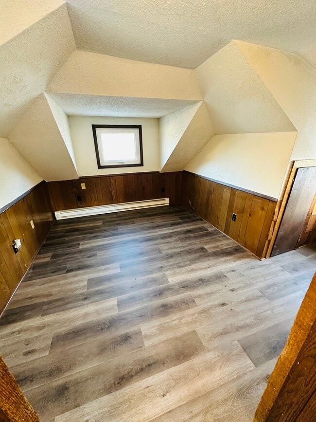 Building Photo - 1995 Cottage Ave E