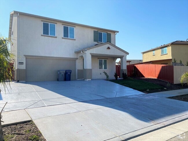 Building Photo - Spacious 4 bedroom/2 bath home waiting to ...