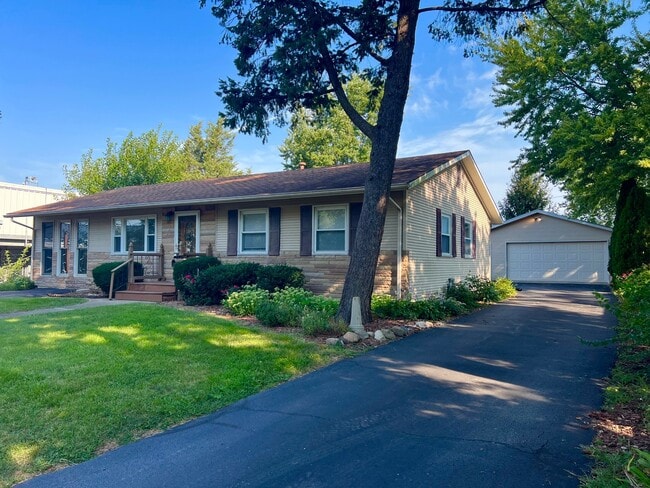 327 W Poplar St