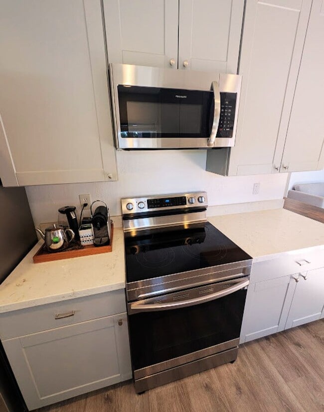 Photo - CLEAN CLEAN CLEAN Highly Updated! Clean Si...