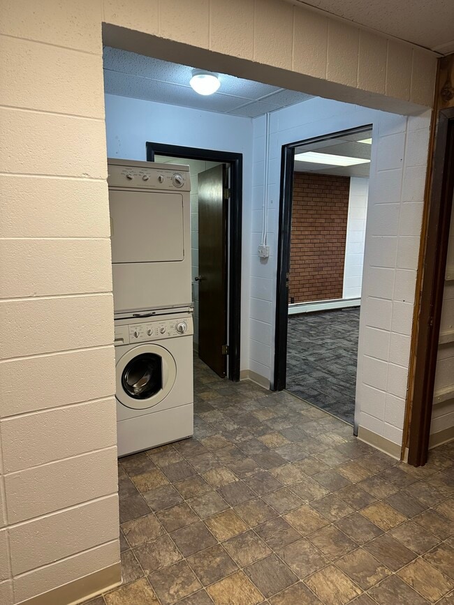 Building Photo - 742 1/2 Dunham Ave Unit C