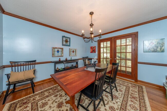 Photo - Spacious Colonial in Queens Lake