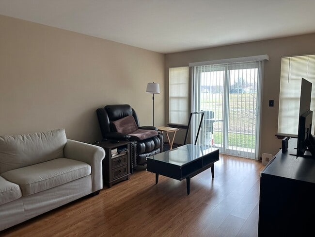 Photo - 633 W Streamwood Blvd