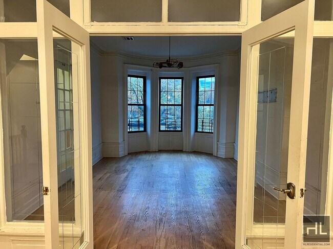 Photo - 4BR 3BA Historic Limestone Duplex In Crown... Apartamento Unidad A