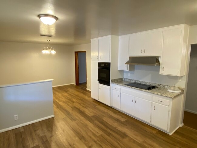 Photo - 1014 W 17th Pl