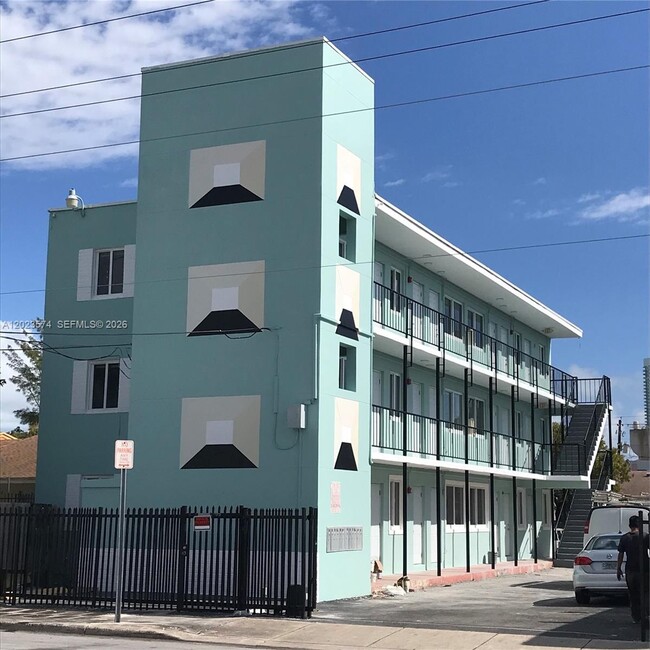 Building Photo - 1815 NW 1st Ct Unit 11