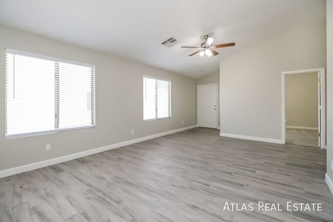 2472 W Wrangler Way