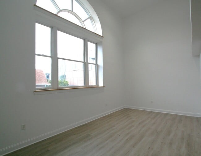 Building Photo - 769 MONTGOMERY St Unit 220