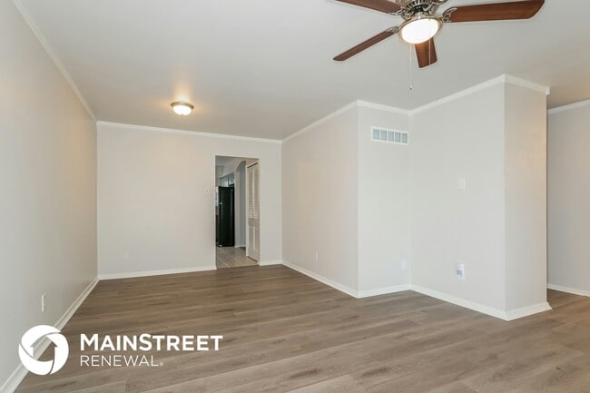 Photo - 900 Broadhurst Dr