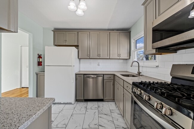 Building Photo - 9 Deborah Dr