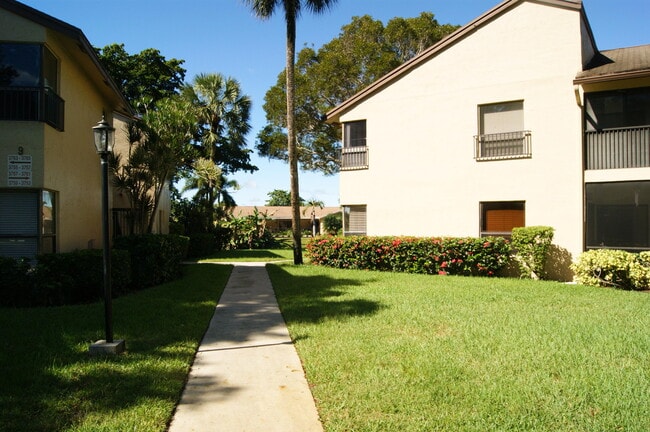 Building Photo - 3781 Cocoplum Cir Unit 3579