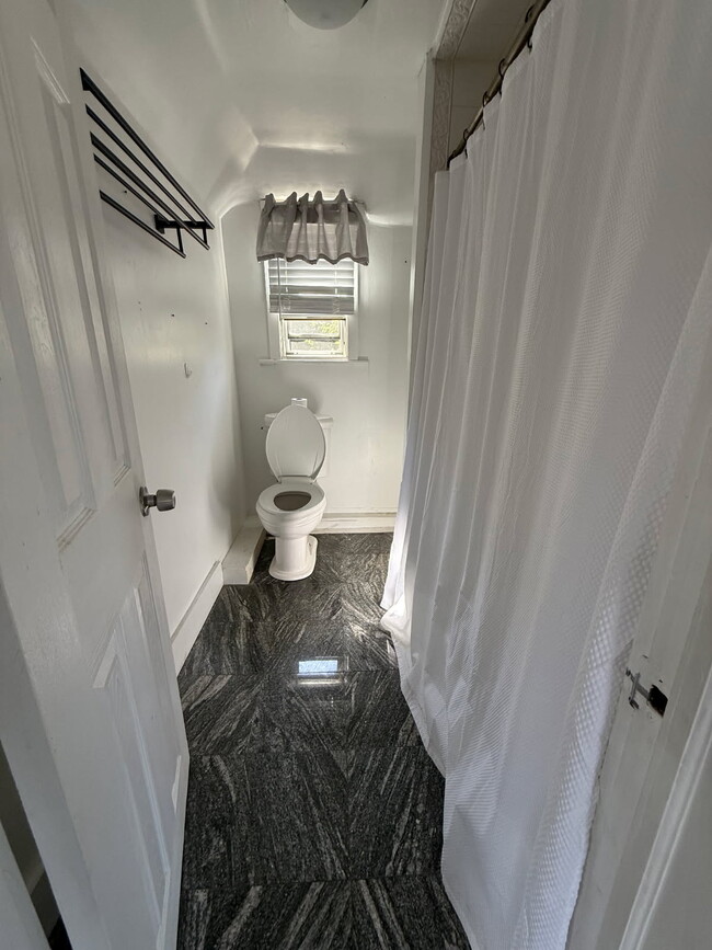Building Photo - 1083 W Market St Unit 1 Rental