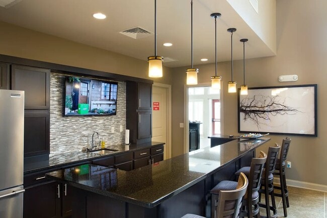 Mejora tu estilo de vida en SunStone at Fox Ridge con nuestros impresionantes espacios comunes diseñados para la relajación y la convivencia. Disfruta de modernas comodidades, una decoración elegante y un ambiente acogedor. ¡Descubre tu nuevo hogar hoy mismo!