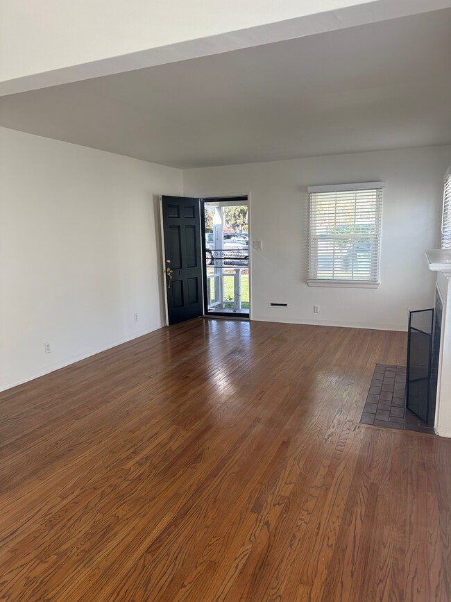 Photo - 229 N Griffith Park Dr