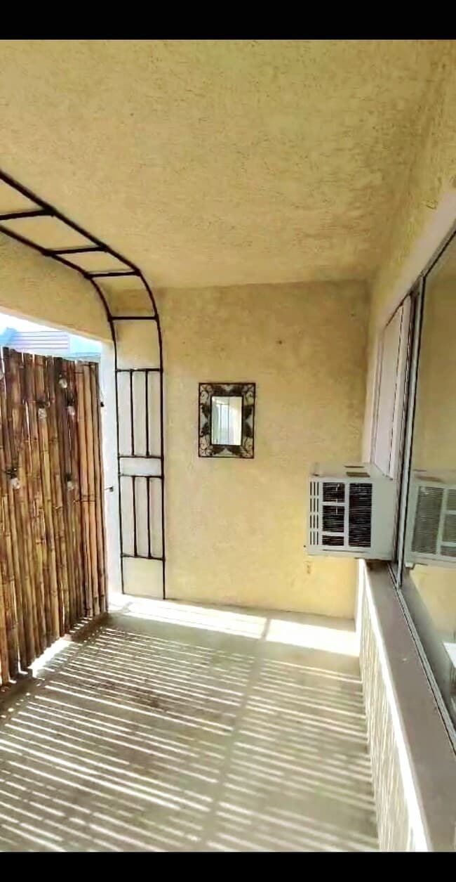 Balcón - 2239 N Frederic St Unidad 2nd story Light n Bright