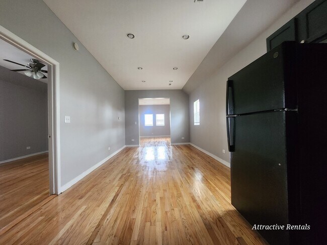 Building Photo - 5906 S La Salle St