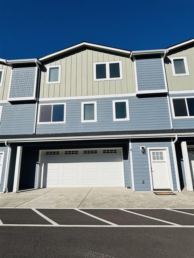 Building Photo - 2 bedroom 2 bathroom Brand New Triplex! Unit B