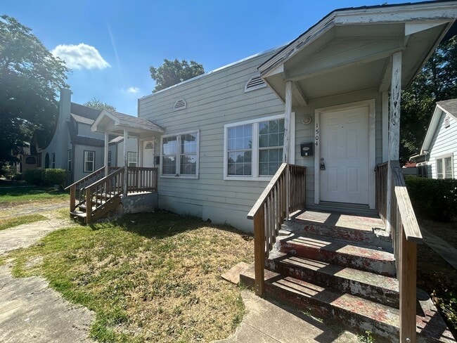 Building Photo - MOVE IN SPECIAL! One Bedroom One Bathroom Duplex in Highland Park!