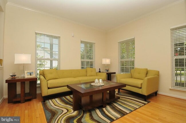 Photo - 43156 Malloch Pl