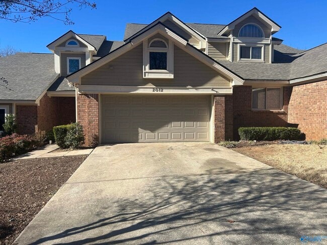 Building Photo - 2012 Fairway Hills Dr Unit 2012