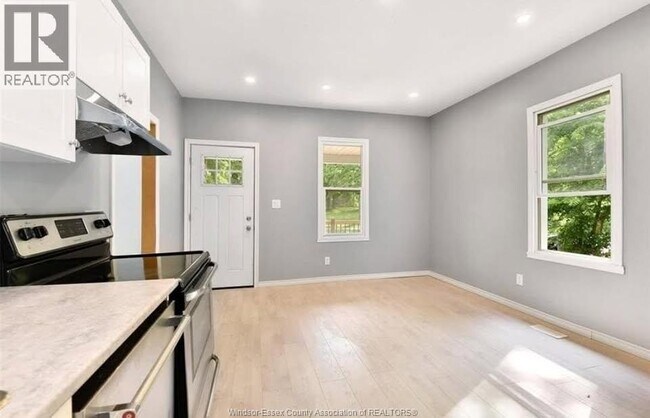 Photo - 3092 Sandwich St.