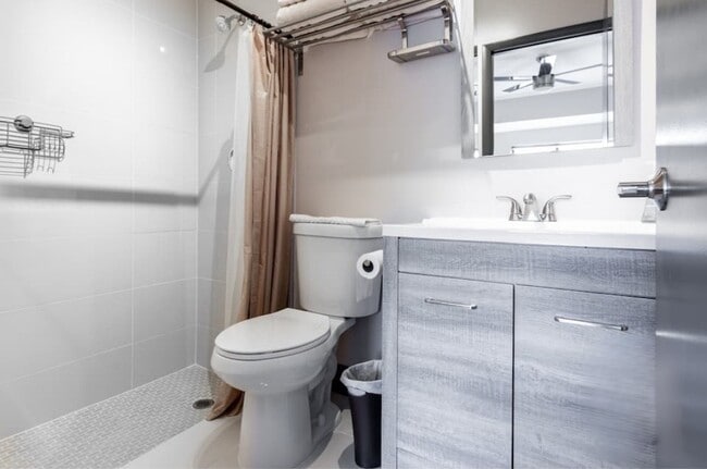 Building Photo - 140 NW 23rd Ave Unit Studio B