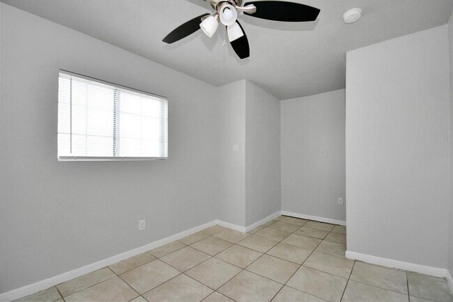 Building Photo - 8127 Colonial Ln Unit 2