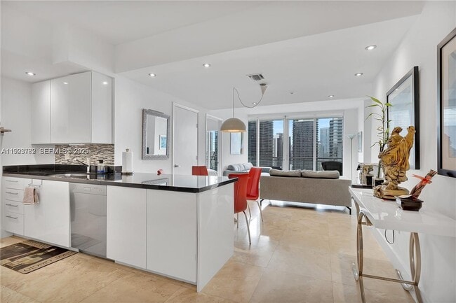 Building Photo - 92 SW 3rd St Unit 3602