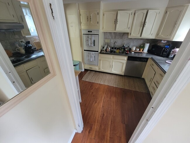 Photo - 450 Linden Ave Unidad Right or West