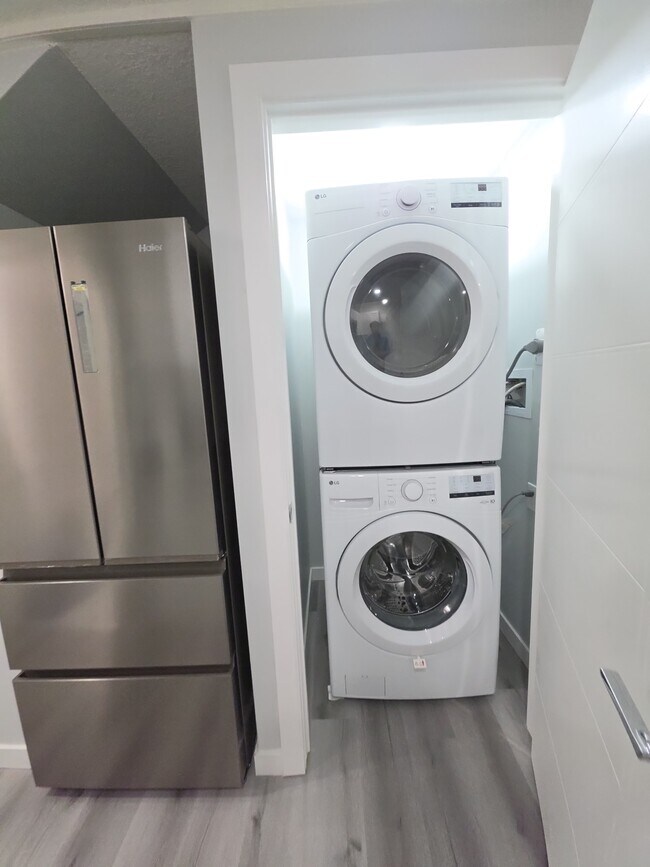 Photo - 9910-9153 153 St NW