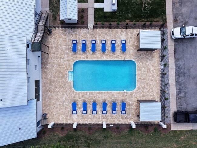 Piscina y solárium con cabañas.
