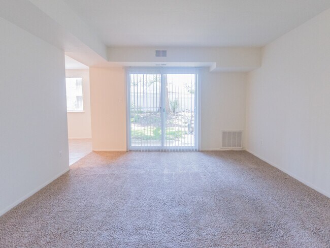 Sala de estar de muestra - Willow Run Apartments